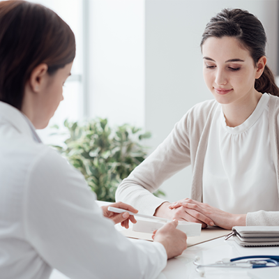 Consulta medico mujer joven