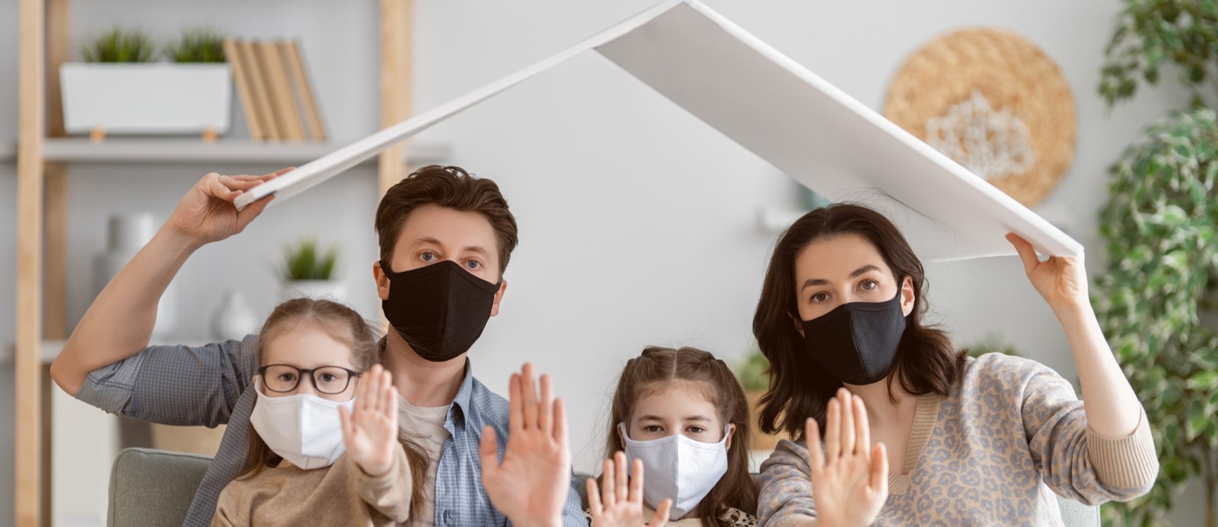 familia con protegida con cubrebocas en casa