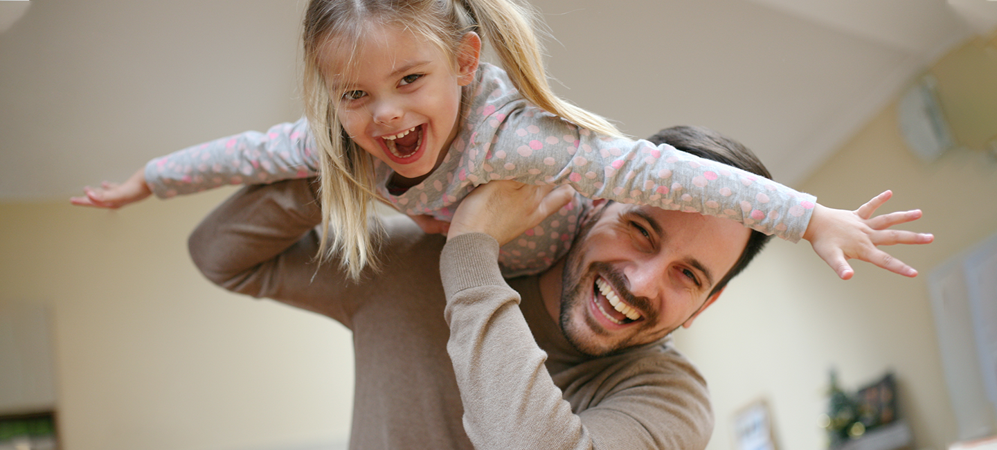 Padre de familia con hijo pequeño