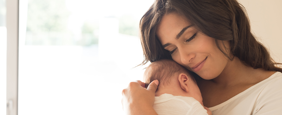 Mujer con bebe en brazos