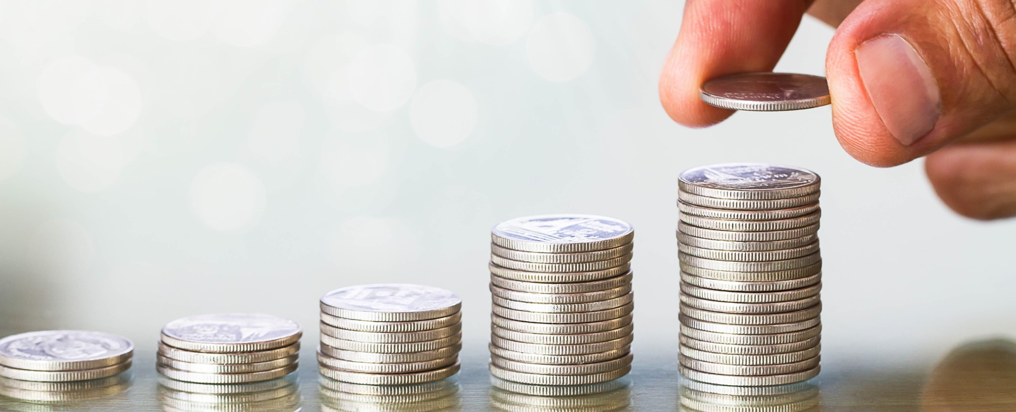 pilas de monedas