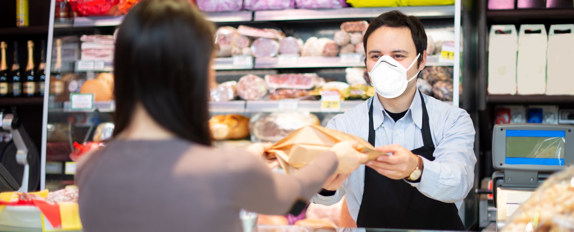 mujer comprando carne