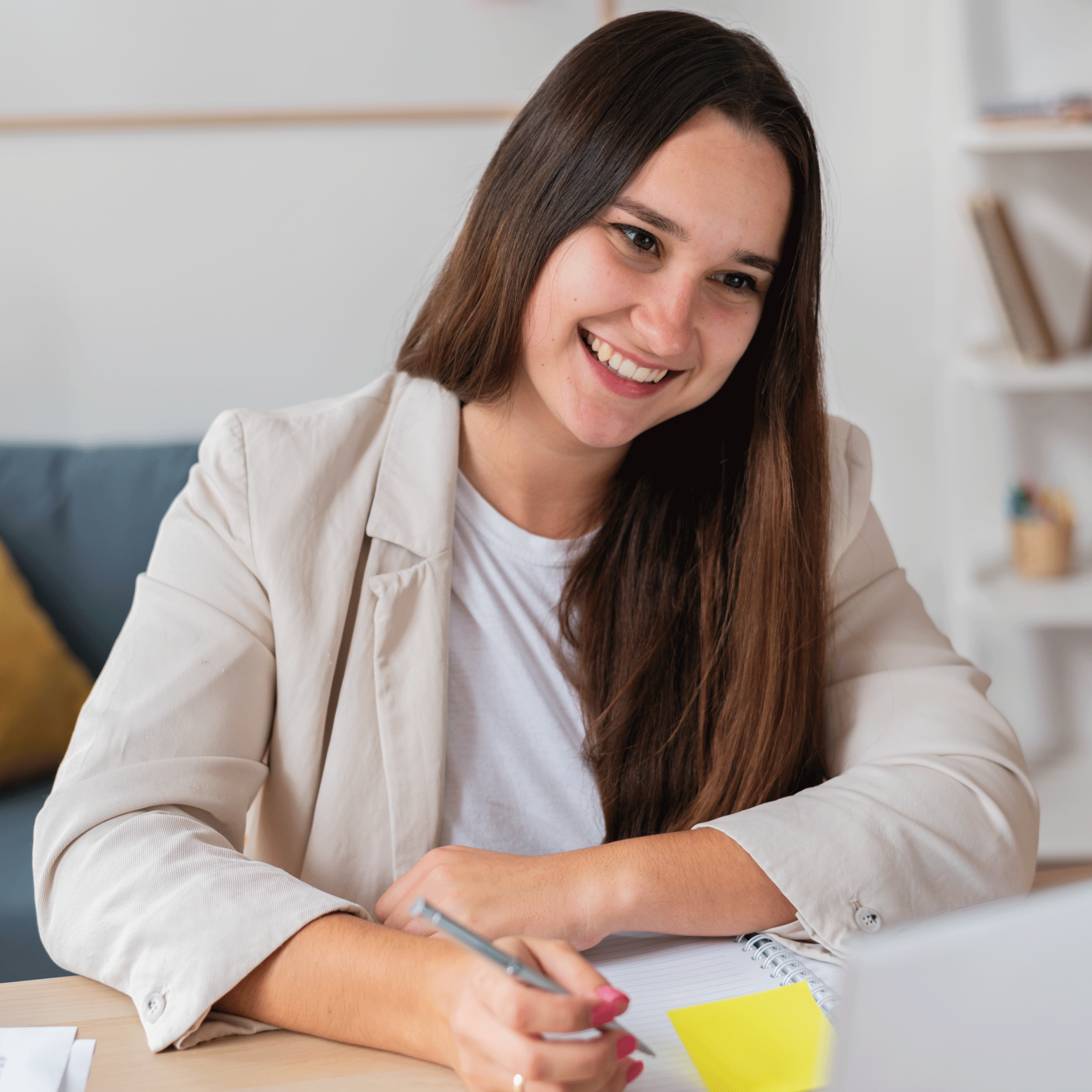 Asesor de seguros confiable acompañando a clientes