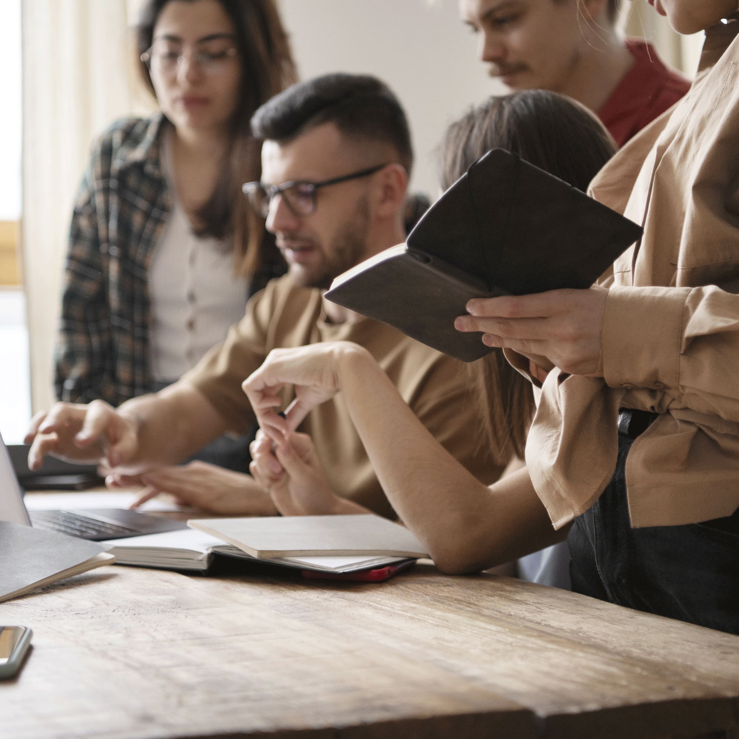Jóvenes reflexionando sobre su futuro