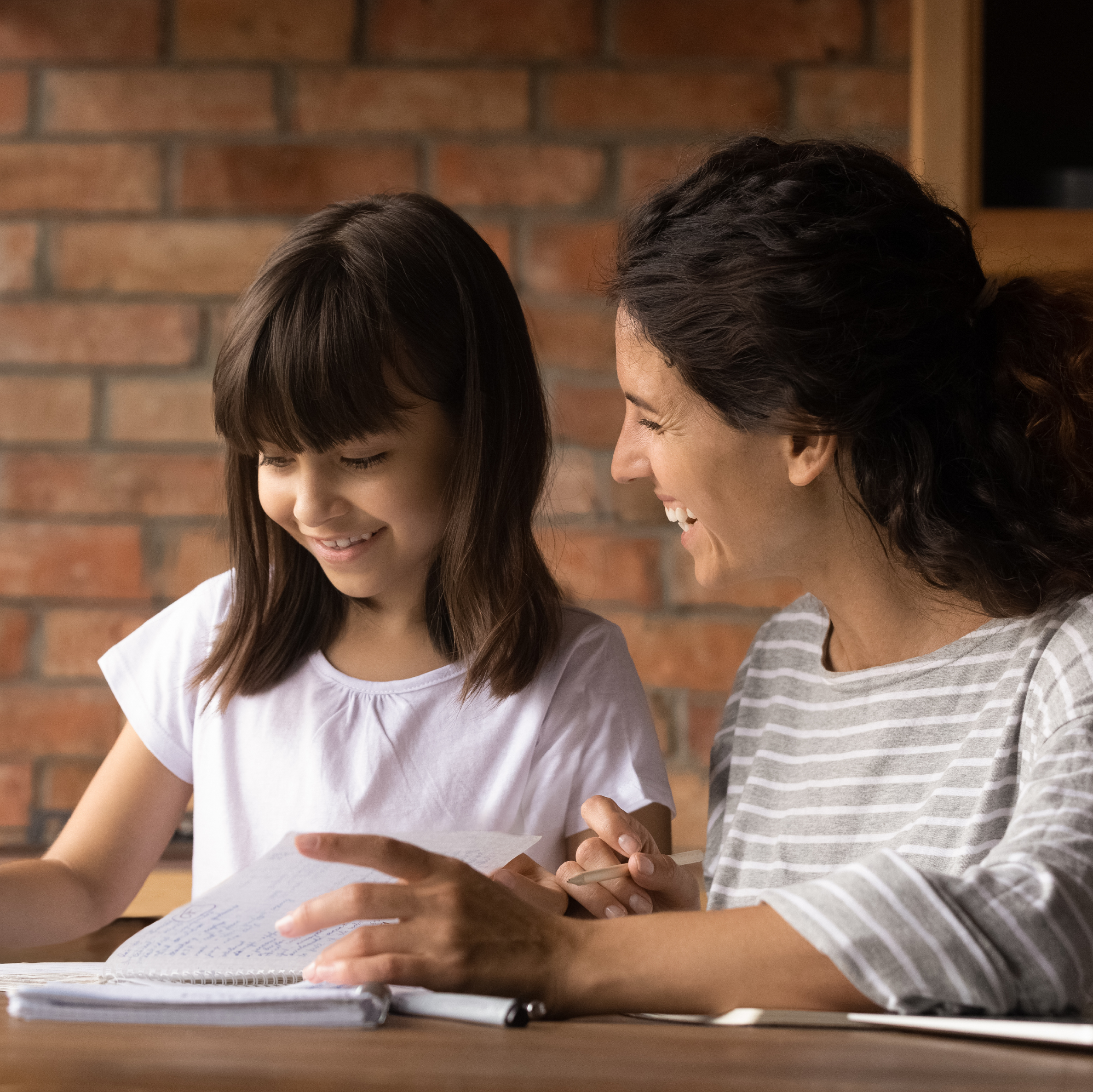 Niño leyendo con apoyo de un adulto
