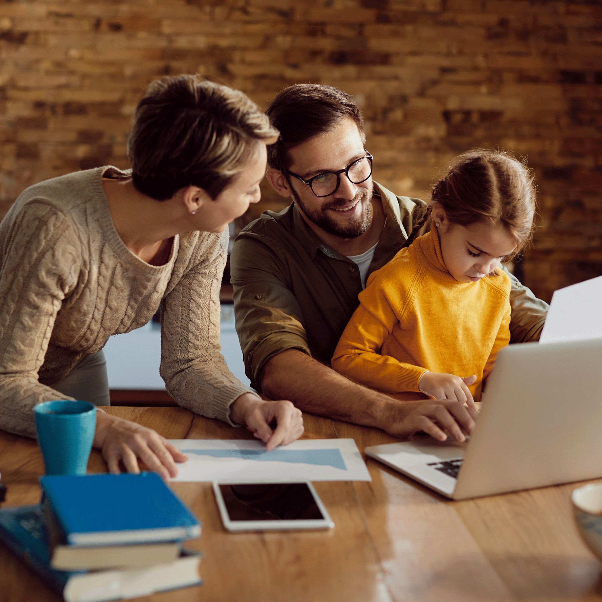 Familia organizando su presupuesto mensual