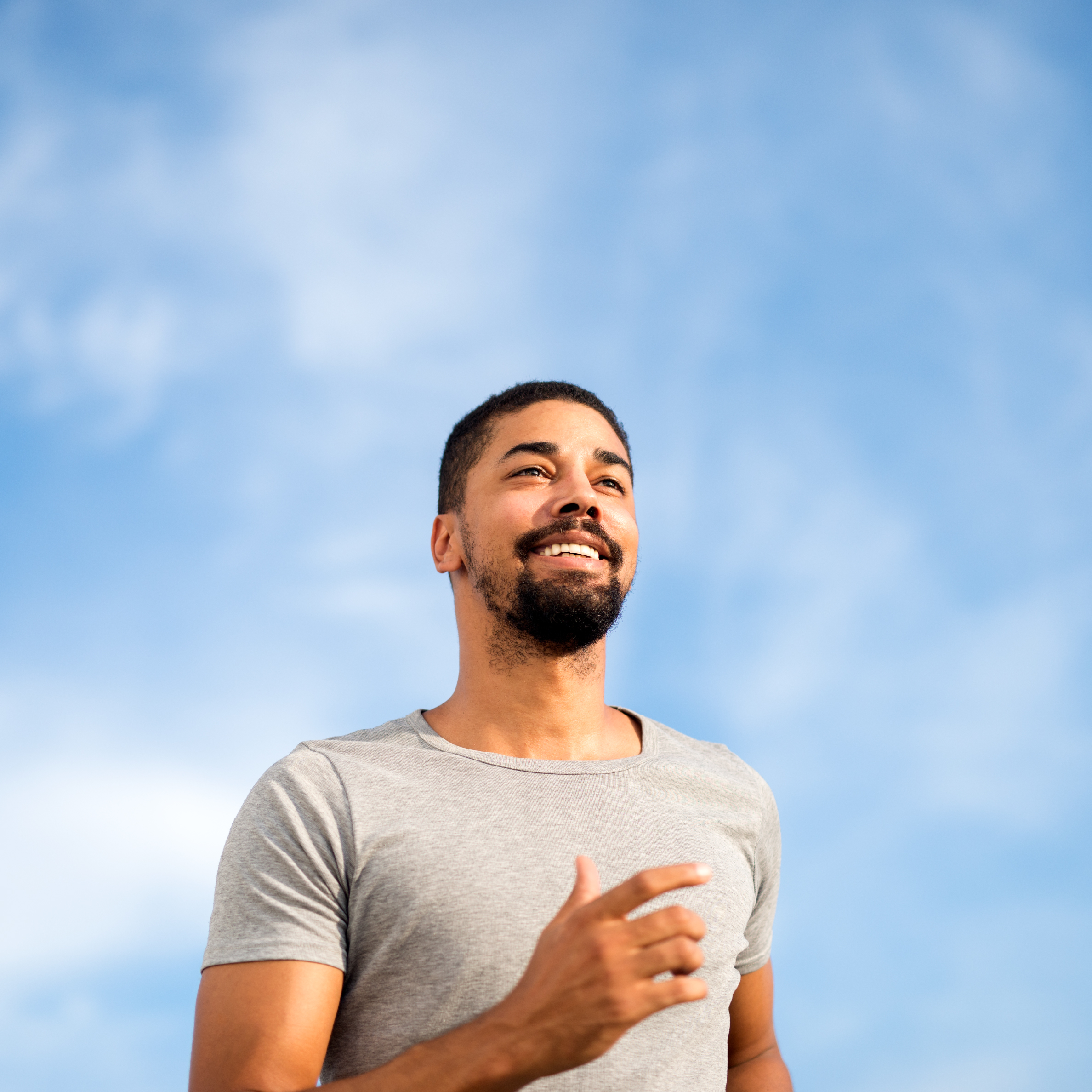 Hombre cuidando su salud física y mental