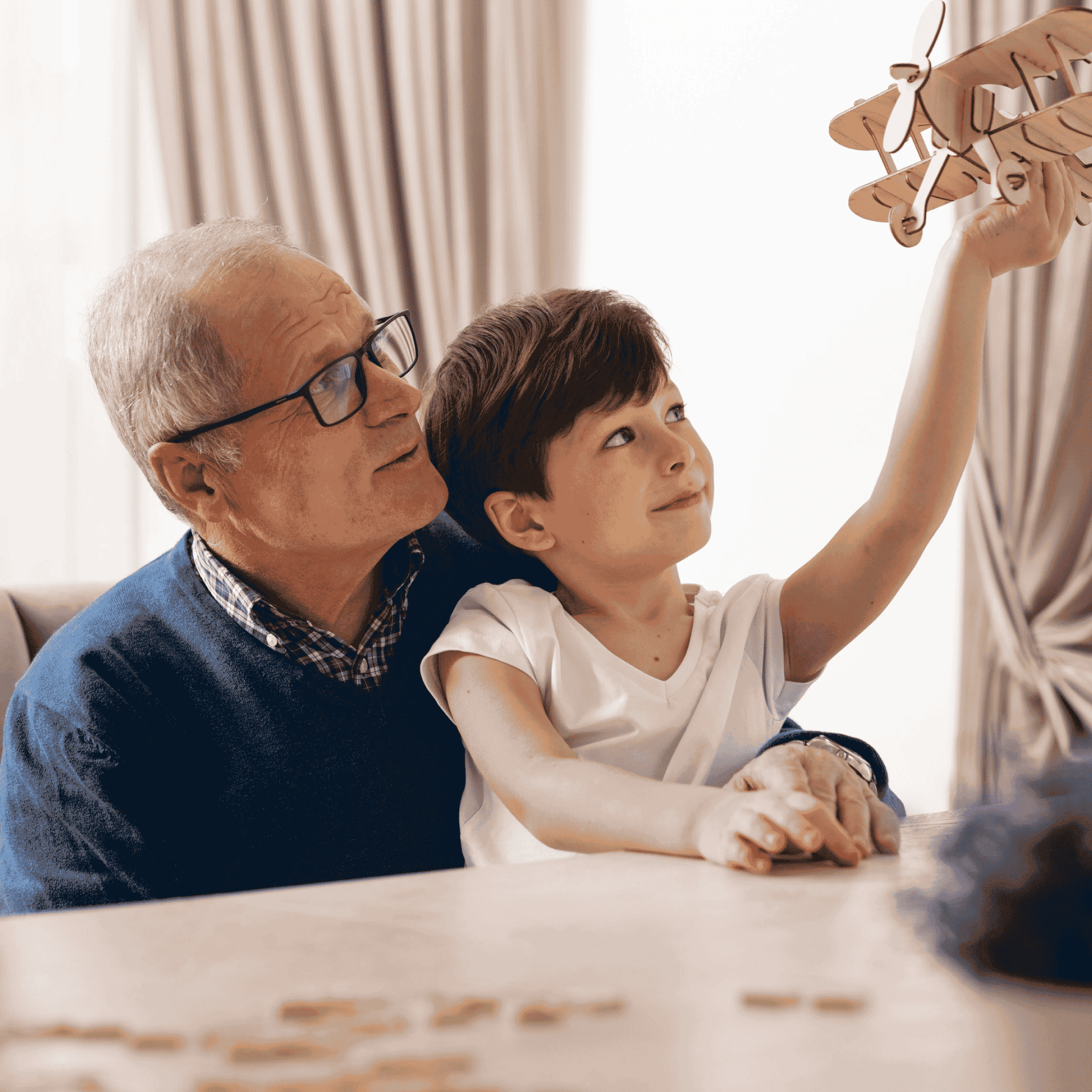 abuelos felices con sus nietos