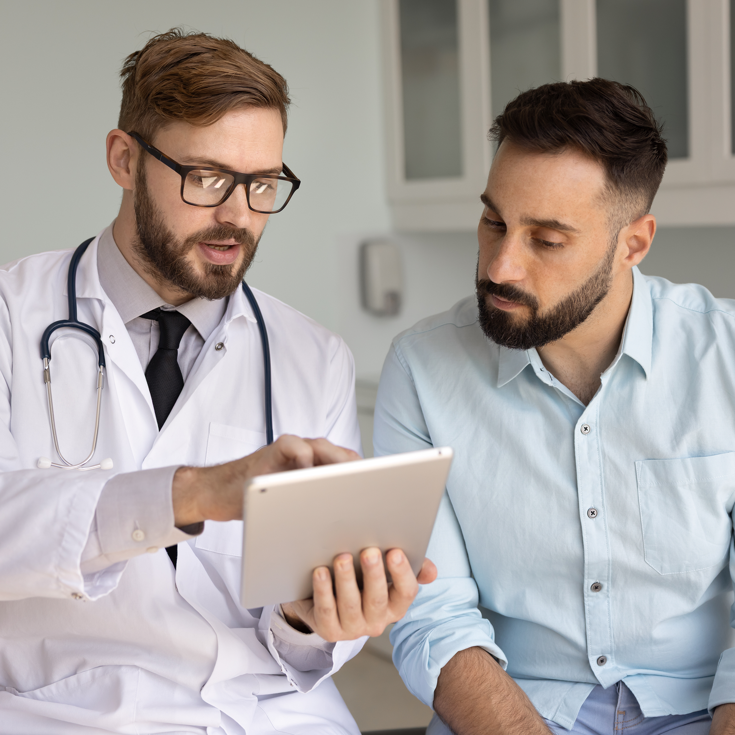 Hombre adulto realizando chequeos m&eacute;dicos preventivos