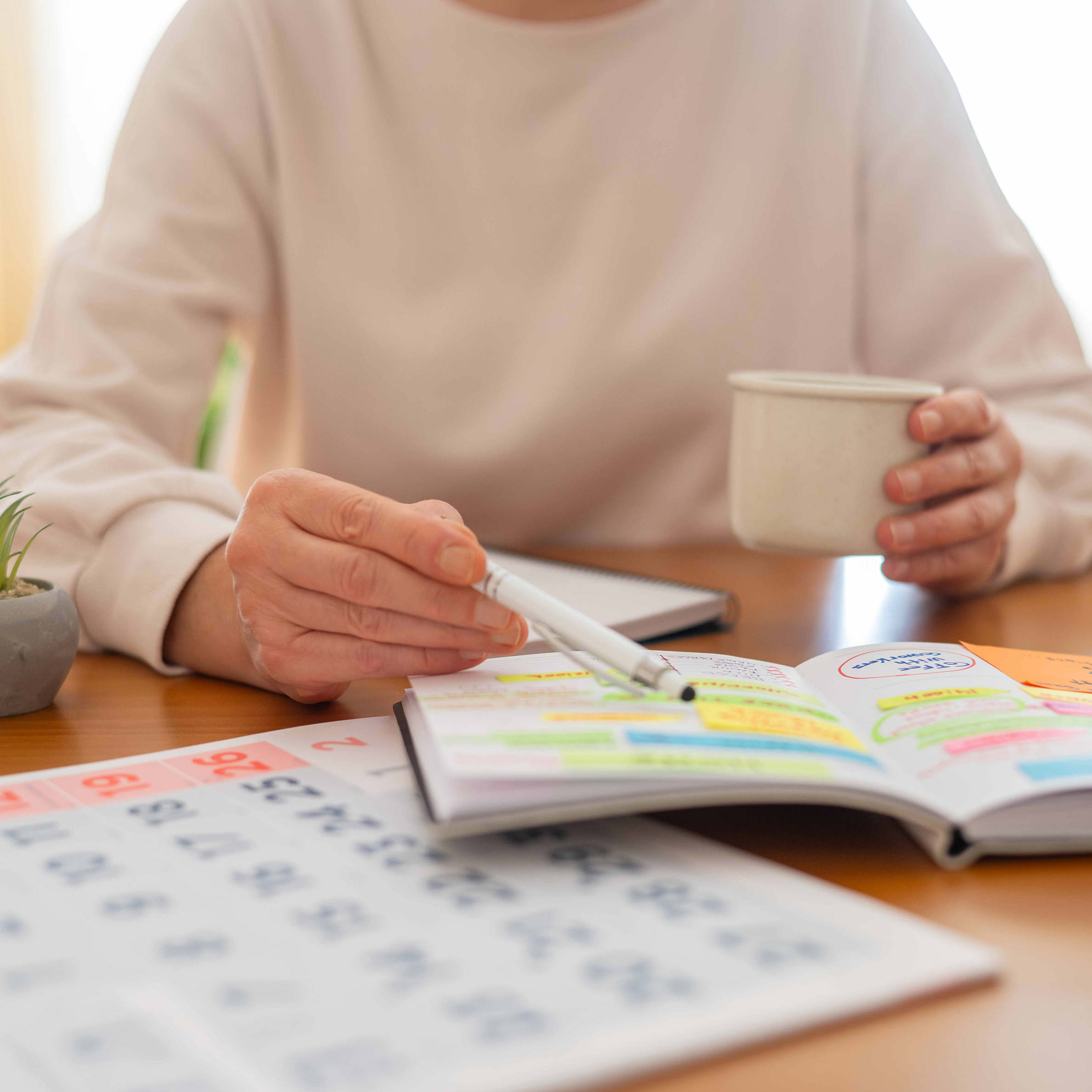 Persona realizando cuentas para generar un fondo de ahorro