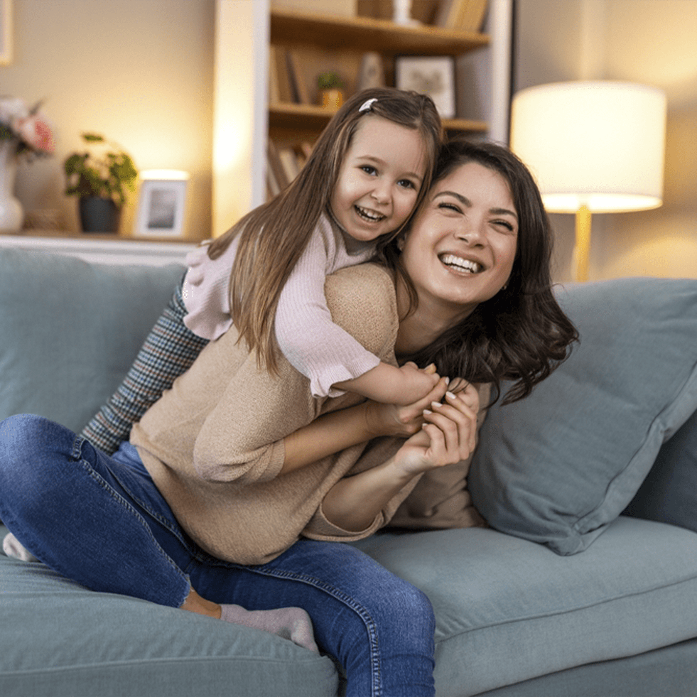 Hija abrazando a su madre Seguros Monterrey